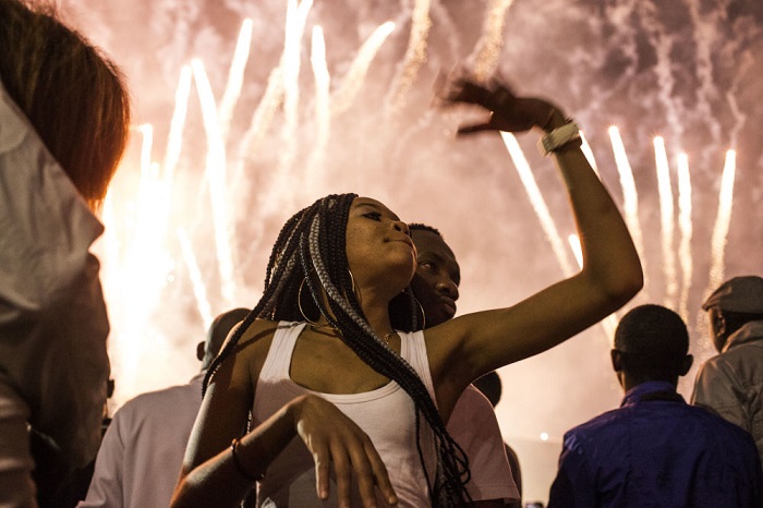 Жители Южно-Африканской Республики также встретили Новый год под музыку и грохот праздничных фейерверков.
