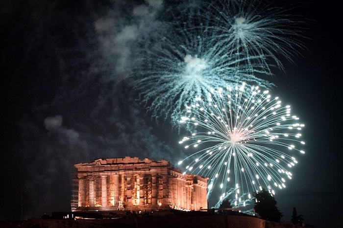 Взрывающийся над Афинским Акрополем яркий фейерверк в честь наступившего Нового года.