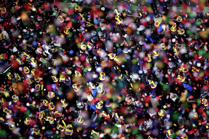 Конфетти падает на многочисленную толпу на Таймс-сквер  с первыми минутами наступившего 2018 года.