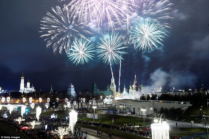 Праздничный новогодний фейерверк в ночном небе столицы России.