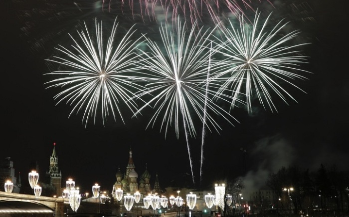 Яркие новогодние фейерверки осветили небо в центре Москвы - над храмом Василия Блаженного и Кремлем.