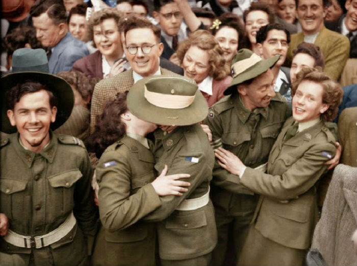Австралийские солдаты во время празднования Победы, 15 августа 1945 года.
