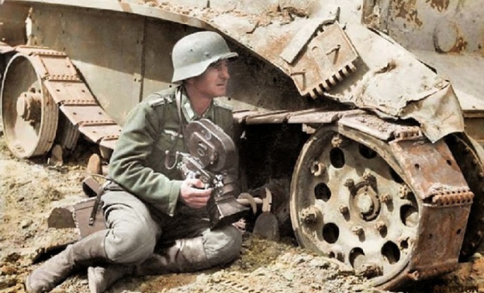 Военный корреспондент прислонился к советскому танку БТ-5.