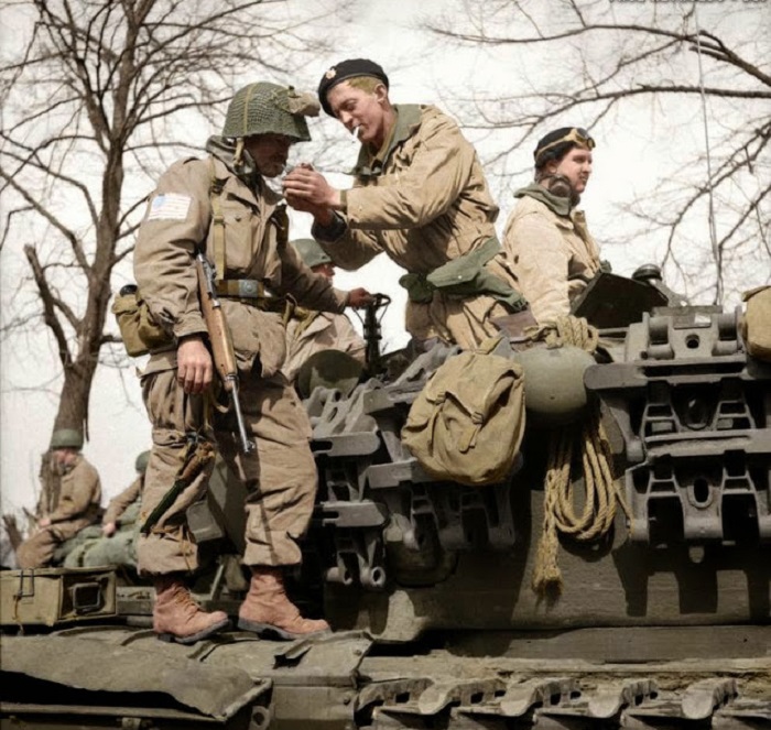 Десантник из американской 17 воздушно-десантной дивизии получает огонь от танкиста Черчилля 6-й гвардейской бронетанковой бригады. 29 марта 1945 года.