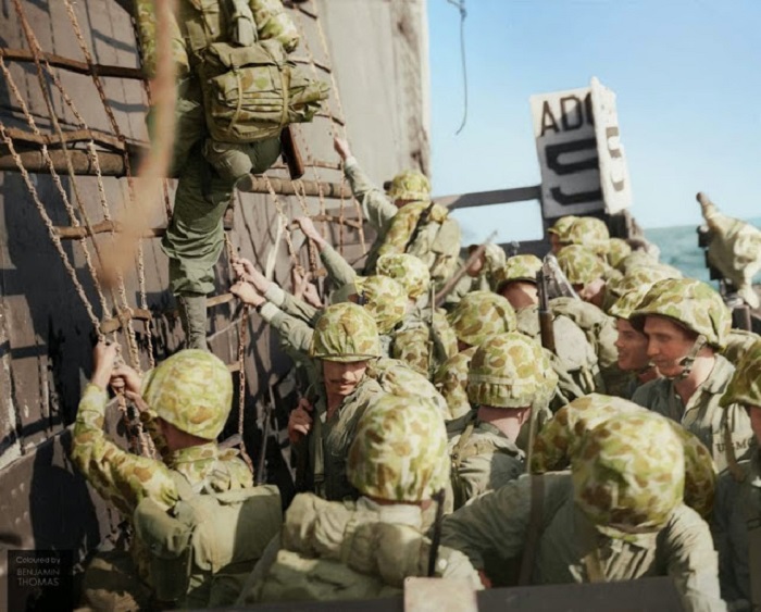 Американские морские пехотинцы спускаются в десантные катера во время битвы за Пелелиу. Сентябрь-ноябрь 1944 г.