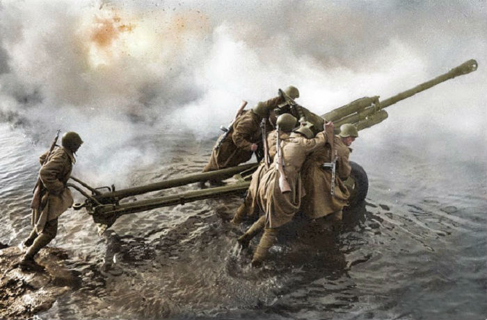 Советские артиллеристы транспортируют 76-мм дивизионную пушку ЗиС-3 во время форсирования Одера.