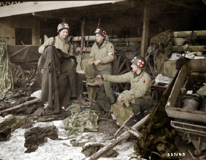 После освобождения Дикирхе в Люксембурге, медики США разбирают одежду и оборудование после отступления немцев.
