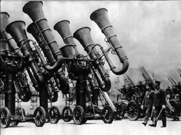 Японское изобретение: «звуковые трубы ПВО» - использовались для распознавания самолетов противника по звуку, до изобретения радара.