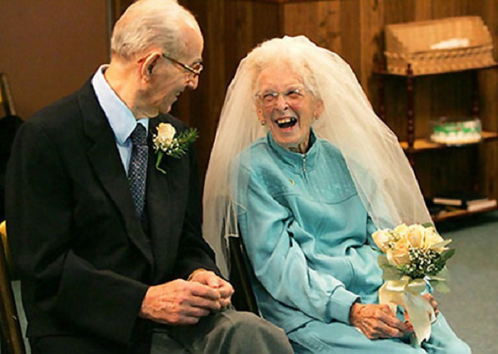 Элтону Николсу 91, его Бетти 84. Они нашли друг друга в доме престарелых.