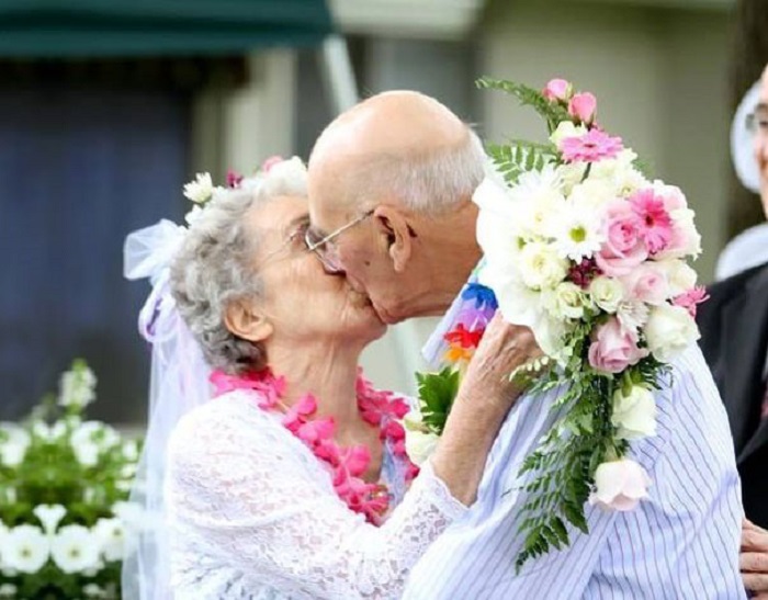 Первый поцелуй в законном браке.
