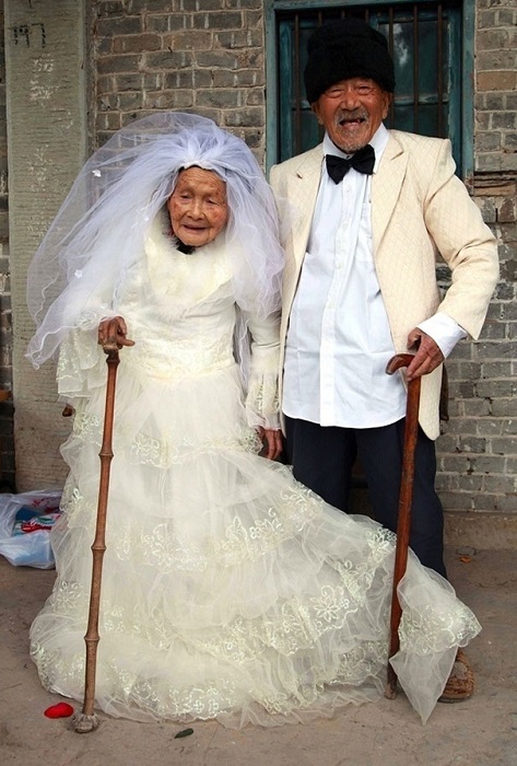 Жениху 101, невесте 103 года.