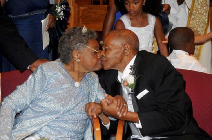 85-летняя влюблённая пара. 48 лет назад они развелись, а сейчас снова решились пожениться.