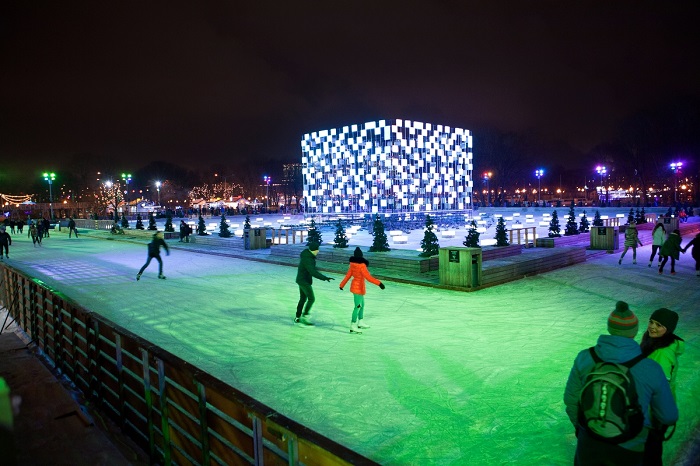 В центре знаменитого катка в Парке Горького расположена инсталляция в форме куба, которая помогает всем посетителям включать воображение... 