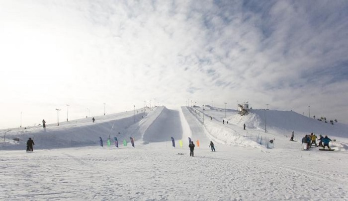 Один из самых крупных горнолыжных комплексов Москвы. На трассах круглый год проходят занятия по горным лыжам, сноуборду, фристайлу.