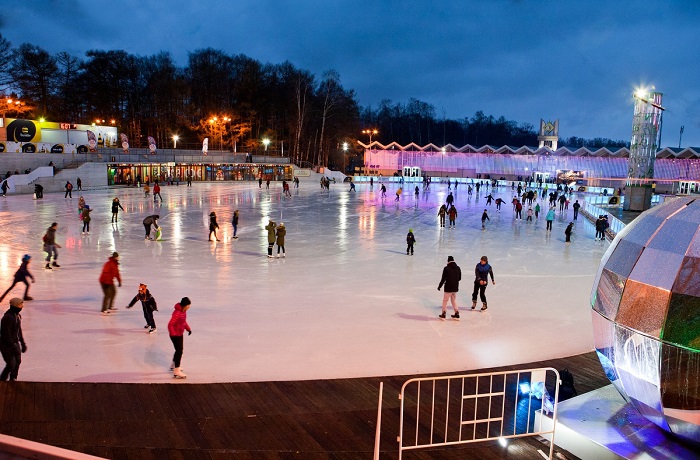 Парк Сокольники стал первым музыкальным катком в Москве. Организаторы установили в зоне отдыха зеркальный диско-шар диаметром три метра и по выходным обещают тематические музыкальные вечеринки.
