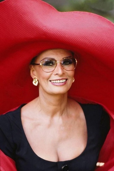 80-летняя итальянская актриса и певица, обладательница почётных премий всех основных кинофестивалей.