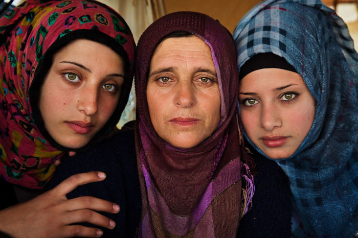 Этой матери и ее дочерям пришлось покинуть Сирию из-за войны.