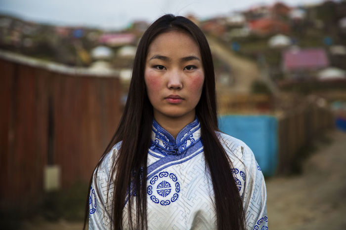 Монгольская девушка одета в дээл – традиционный национальный наряд.