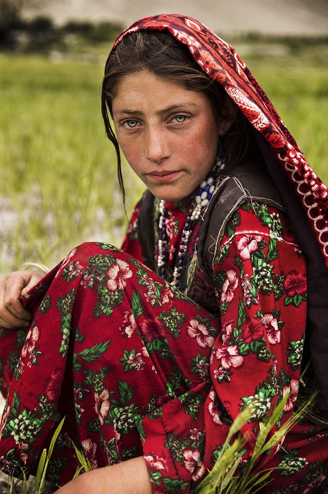 Девушка с красивыми, но грустными глазами работала на поле в одном из самых отдаленных и суровых высокогорных уголков мира.