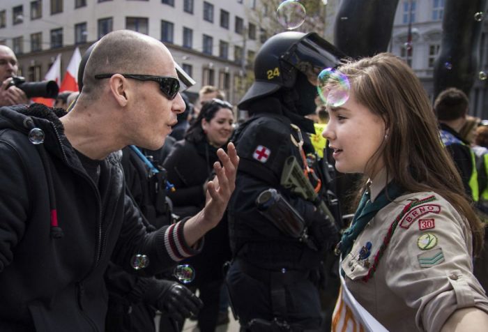 16-летняя девушка-скаут Люси Мысликова противостоит агрессивно настроенному участнику неонацистского митинга.