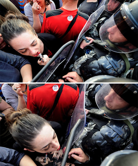 Участница антиправительственного протеста правозащитница Ясмина Голубовская целует щит полицейского.