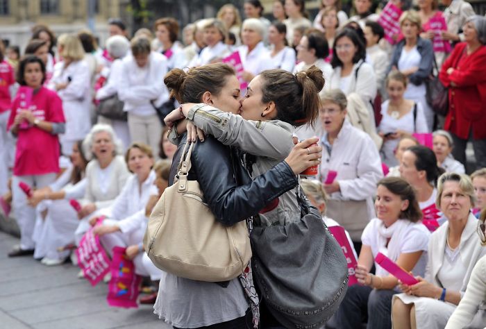 Девушки целуются во время демонстрации объединения «Манифестация для всех», выступающей против гомосексуальных браков.