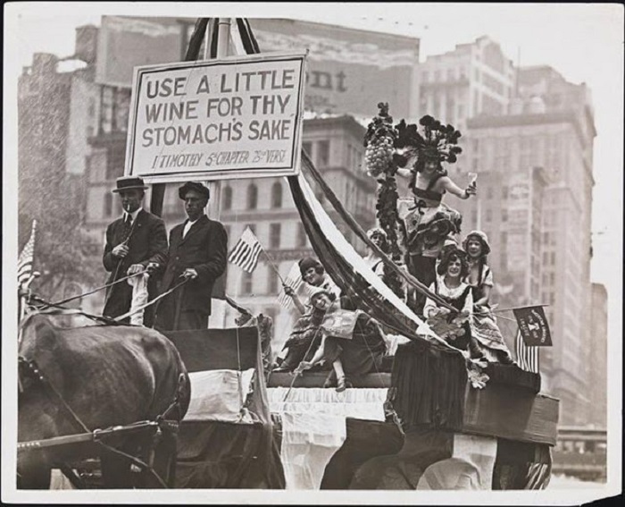 Демонстрация 1921 года против запрета пить вино.