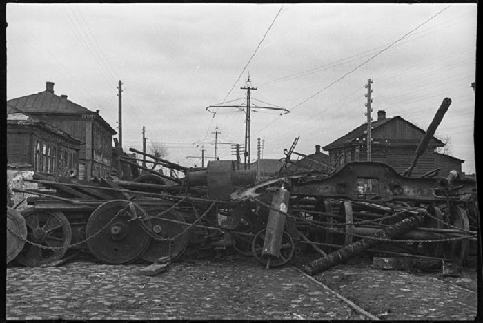 Заградительные сооружения на улице Коммунаров в Туле, 1941 год.