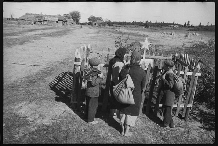 Жители освобожденной деревни Молодино на братской могиле.