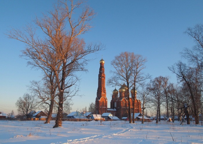 Колокольня храма высотой 90 метров, расположена в селе Вичуга, Ивановской области.