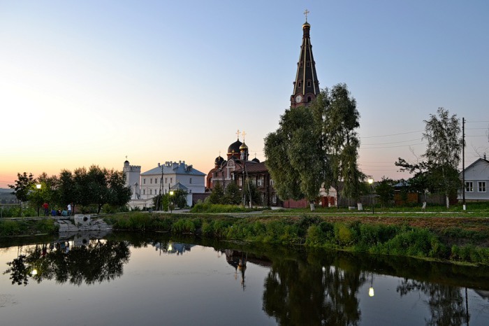 Православный монастырь в городе Алатырь (Чувашия), высота колокольни 81,6 метра.