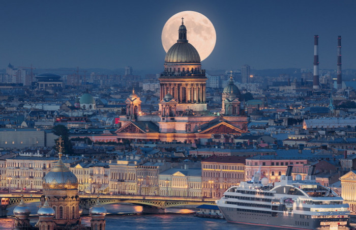 Крупнейший православный храм Санкт-Петербурга с высотой 101,5 метра.