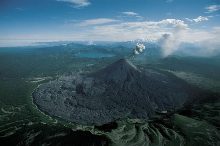 Карымский вулкан низвергает из недр огромные столбы пепла и газа, высота которых достигает 3 километров.