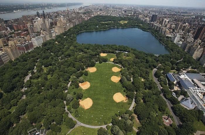 Центральный парк является одним из крупнейших в США и известнейших в мире, который расположен на острове Манхэттен.