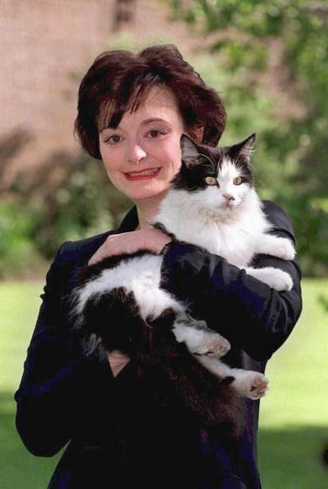 Чери Блэр - жена премьер-министра Великобритании Тони Блэра с кошкой Хамфри.