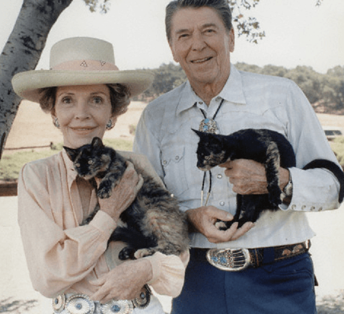 Рональд Рейган и его жена Нэнси с четвероногими любимцами.