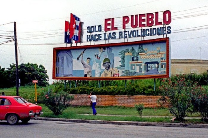 Рекламный щит с надписью «Solo es pueblo hase las revoluciones».