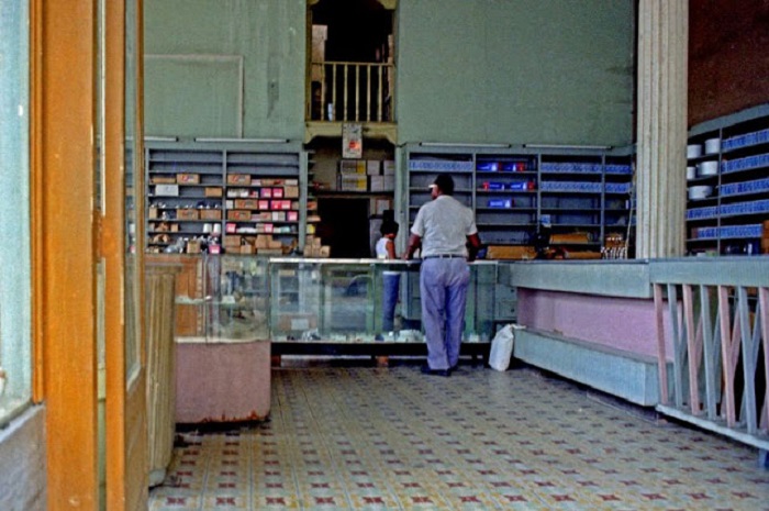 Типичный магазинчик на окраине города. Республика Куба, 1981 год.