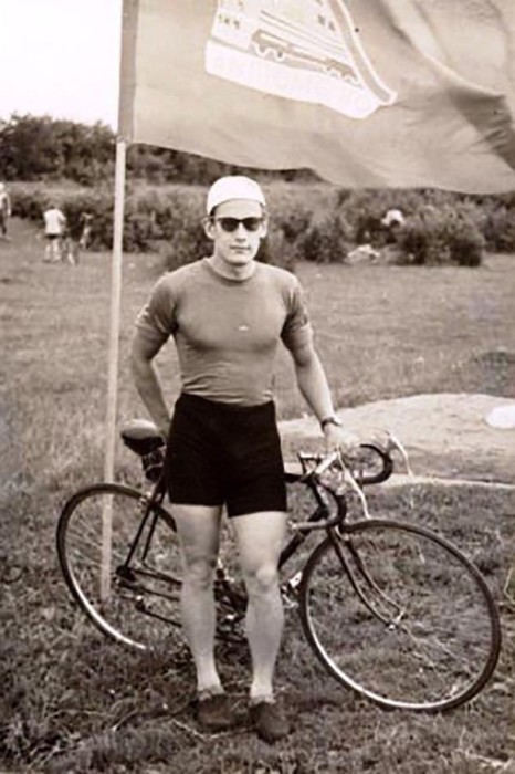 Вот таким красавцем-велосипедистом был известный целитель в молодости.