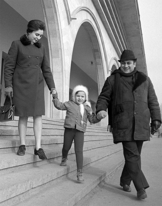 Оперный певец с женой Элисо и дочерью Текой. 24 января 1971 года.