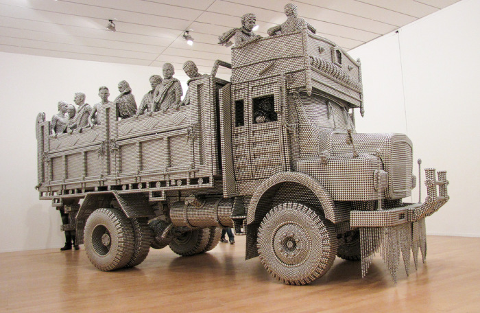 Реалистичная скульптура грузовика из сотен тысяч металлических шариков.