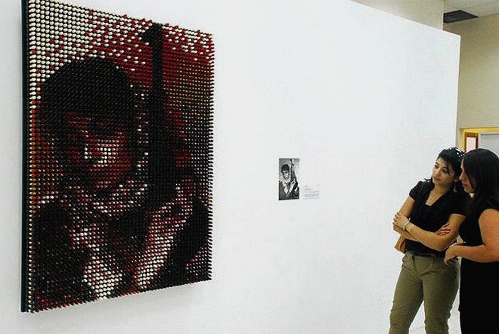 Инсталляция The icon. Портрет Лейлы Халед из 14 цветов губной помады