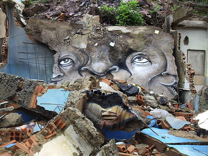 Граффити на домах-развалюхах. Творчество Andre Muniz Gonzaga