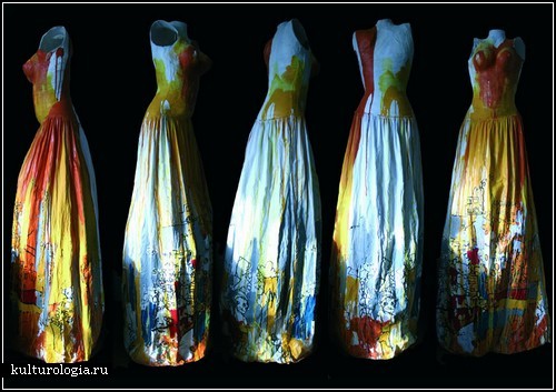 Роспись по платьям. *Красочные* инсталляции французской художницы Biondi V