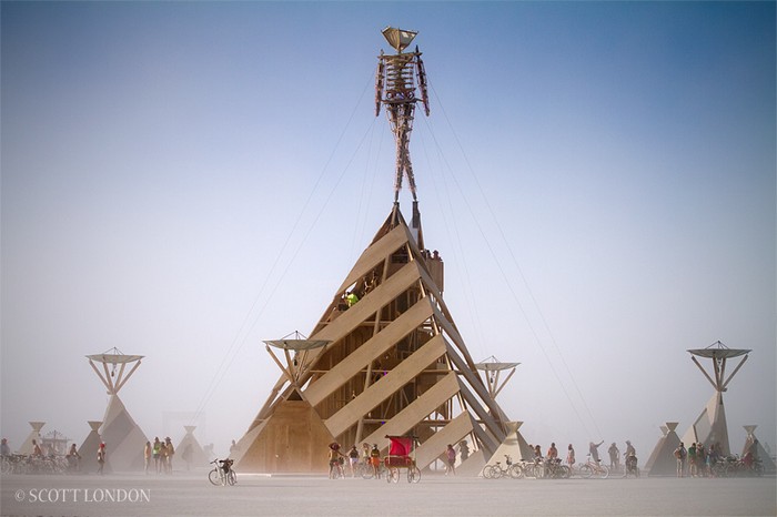 Фестиваль Burning Man 2011. Та самая скульптура, которая сгорит
