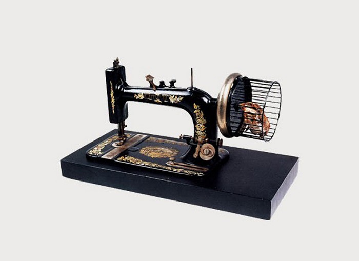 Швейная машинка с хомячком вместо мотора. Арт-проект Catalog of Impossible Objects