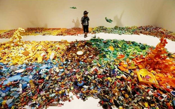  Инсталляция Central Kaeru Station из 100 тысяч забытых и брошенных игрушек