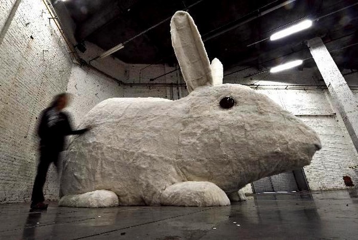 Great stuffed rabbit, гигантская скульптура из 650 шкурок
