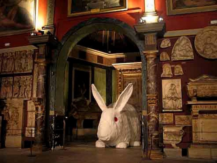 Great stuffed rabbit, пятиметровый белый кролик от Кристиана Гонзенбаха