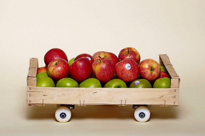 Ящик яблок на колесиках, или креативный скейтборд?